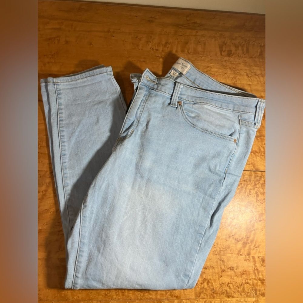 Universal Thread, midrise skinny jeans, light wash, excellent condition, size 18